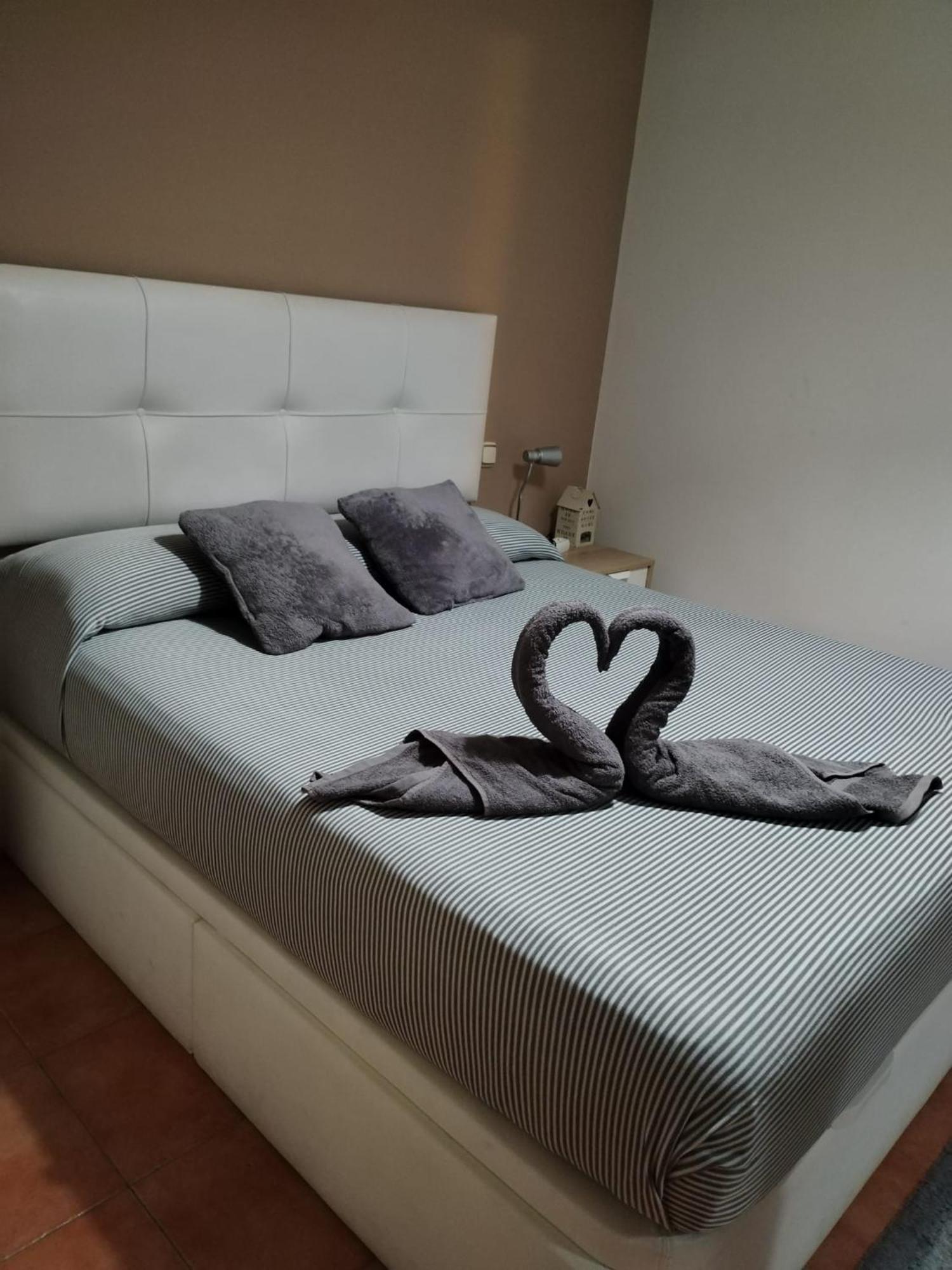 Habitacion Con Cama Matrimonial En Малага Екстериор снимка