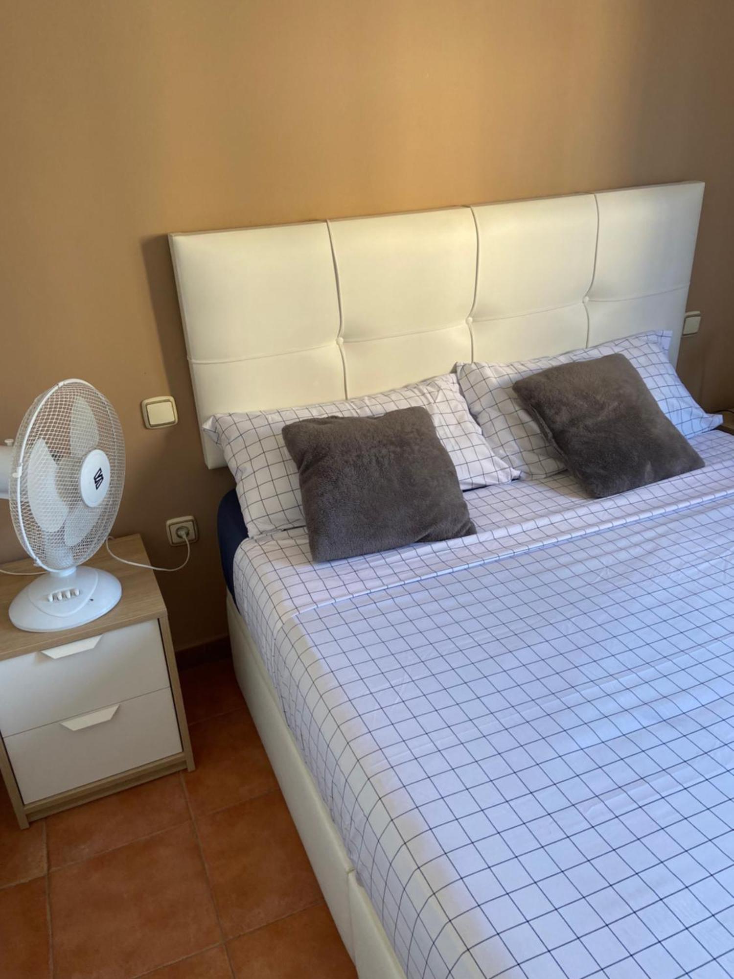 Habitacion Con Cama Matrimonial En Малага Екстериор снимка